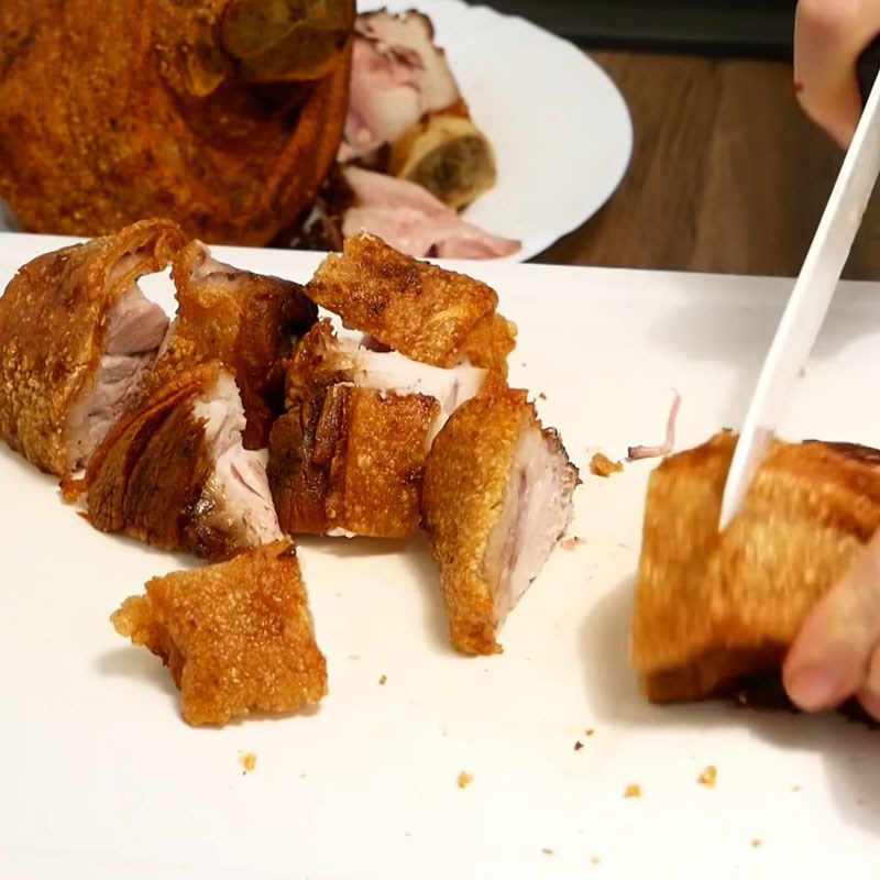 Step 5 Frying pork leg Fried salted pork leg