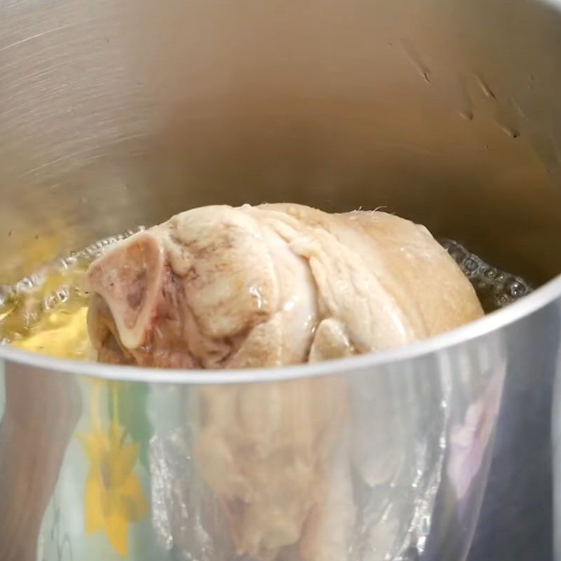 Step 5 Frying pork leg Fried salted pork leg