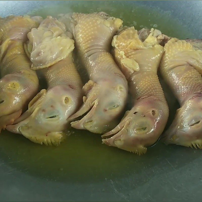 Step 2 Frying chicken necks Chicken necks fried with five flavors in a pan