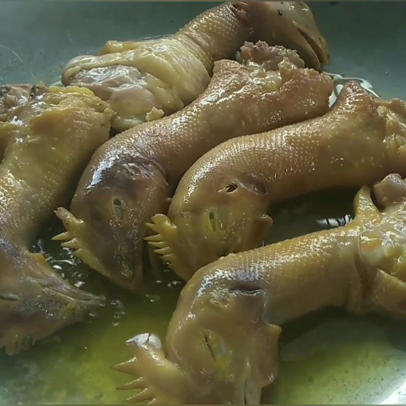 Step 2 Frying chicken necks Chicken necks fried with five flavors in a pan