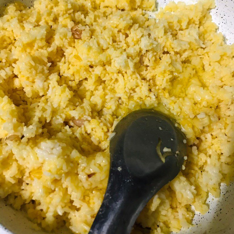 Step 2 Fry the rice for sausage fried rice