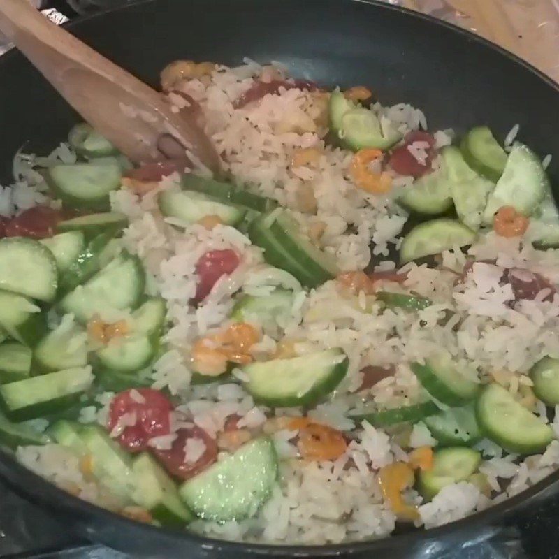 Step 3 Frying rice Fried rice with sausage and dried shrimp