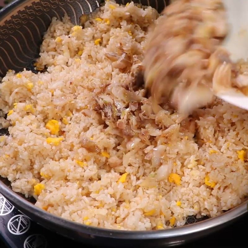 Step 4 Fry hot rice Salted fish fried rice