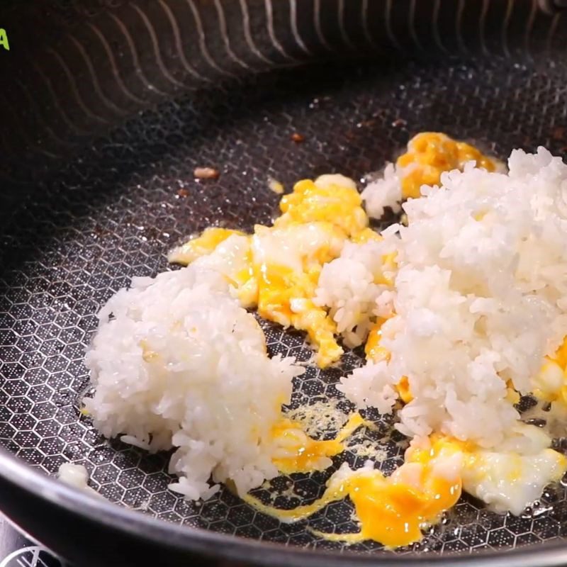 Step 4 Fry hot rice Fried salty fish rice