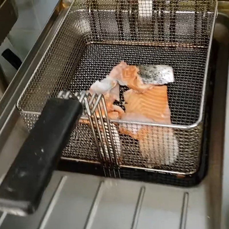 Step 3 Fry the salmon skin Crispy fried salmon skin