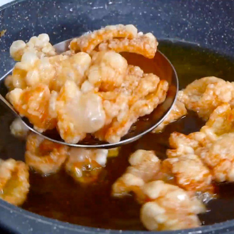 Step 5 Frying pig skin Pig skin with chili salt