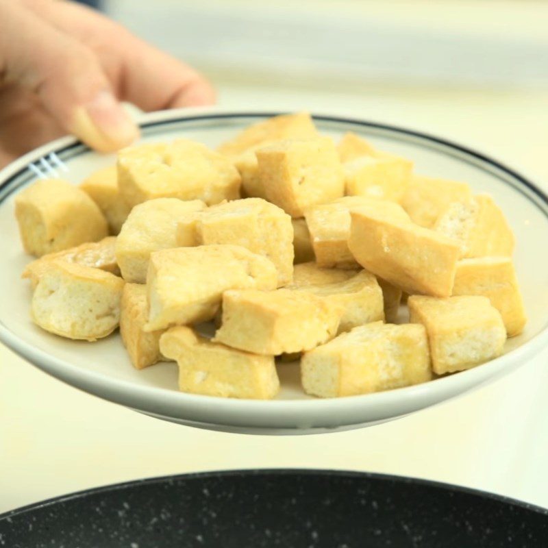 Step 3 Fry the sour shrimp soup tofu