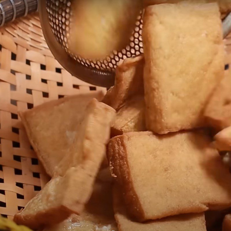 Step 2 Fry the tofu for Fried Tofu with Soy Sauce (recipe shared by a user)