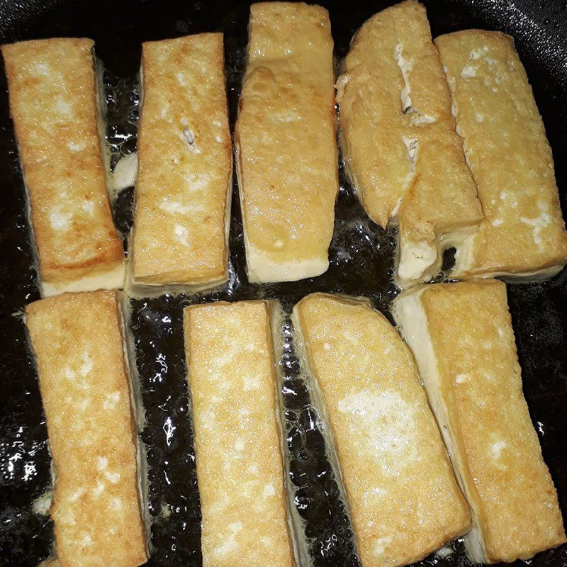 Step 2 Fry the white tofu for straw mushrooms braised with tofu and fermented bean curd