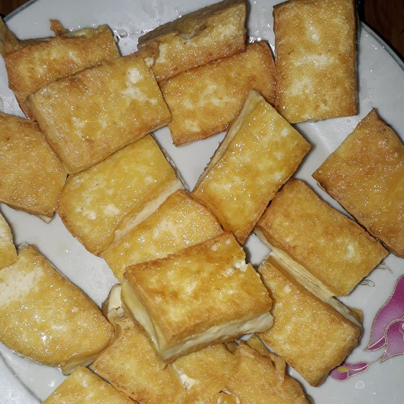 Step 2 Fry the white tofu for straw mushrooms braised with tofu and fermented bean curd