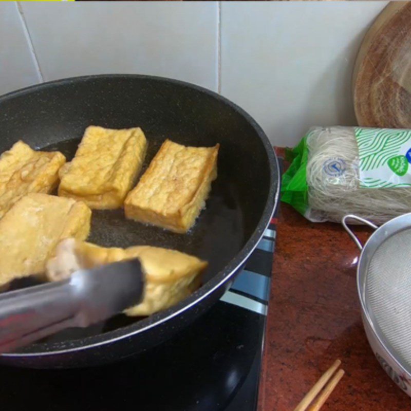 Step 2 Frying tofu and cutting tofu Vegetarian fried rice noodles