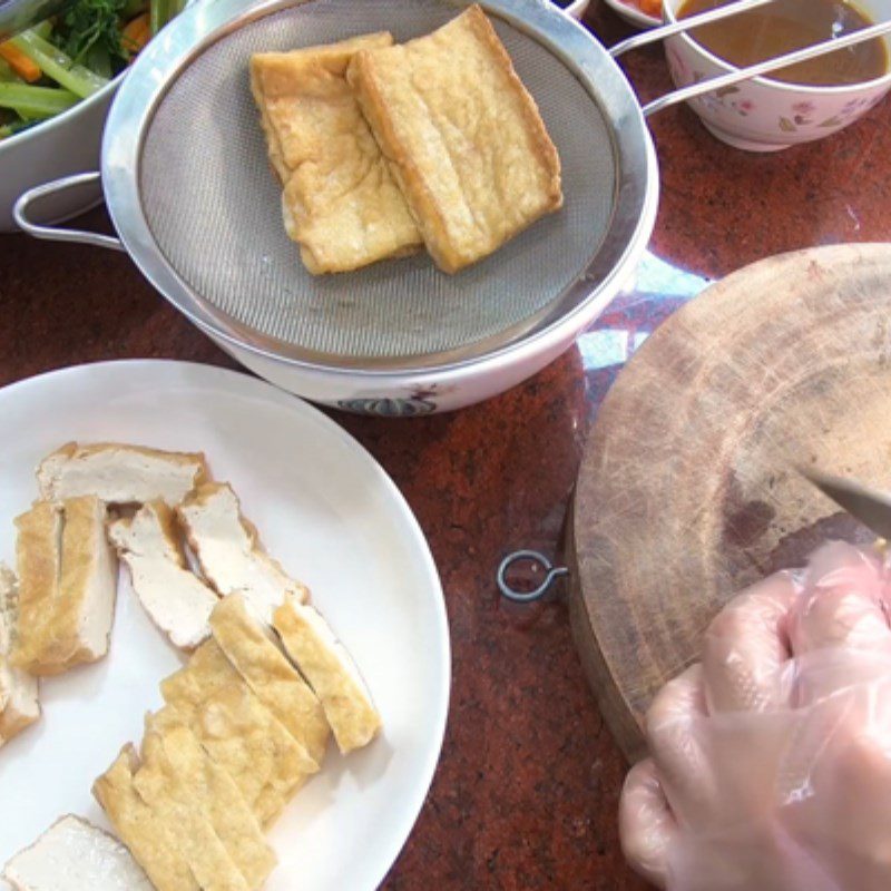 Step 2 Frying tofu and cutting tofu Vegetarian fried rice noodles