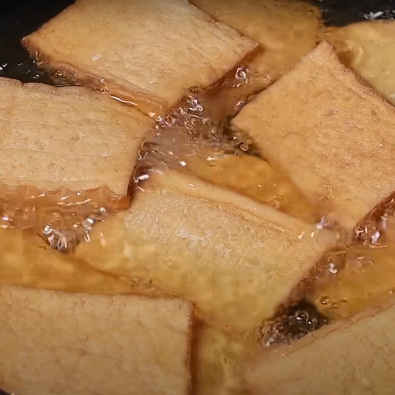 Step 2 Fry the tofu for Fried Tofu with Soy Sauce (recipe shared by a user)