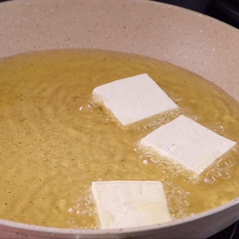 Step 3 Fry the tofu and complete Fried tofu with scallion oil and pork floss