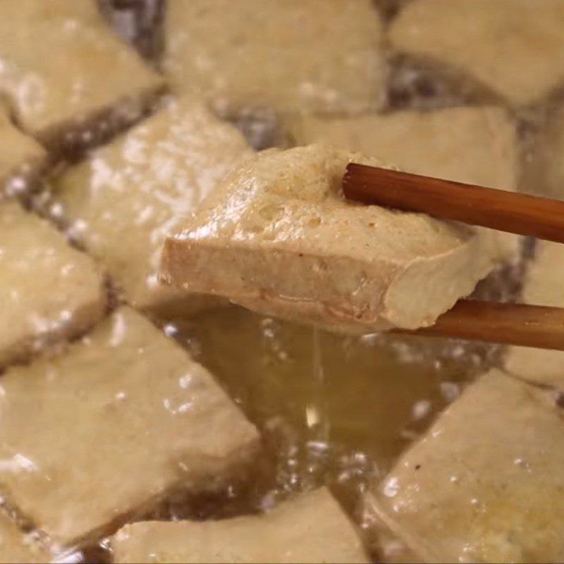 Step 3 Fry the beans and complete Fried tofu with green onion oil and pork floss