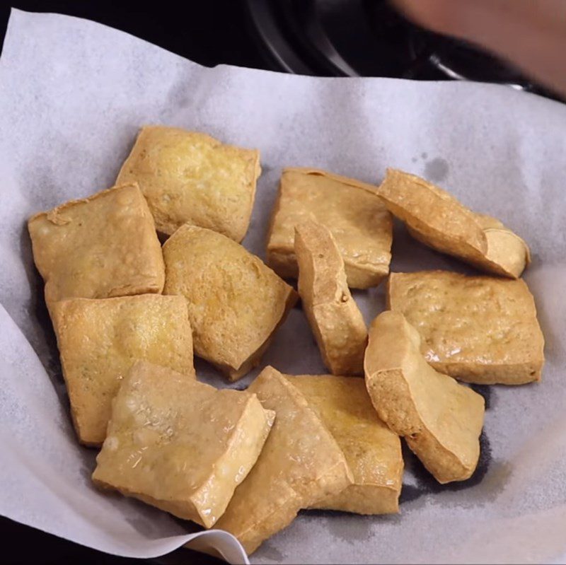 Step 3 Fry the beans and complete Fried tofu with green onion oil and pork floss