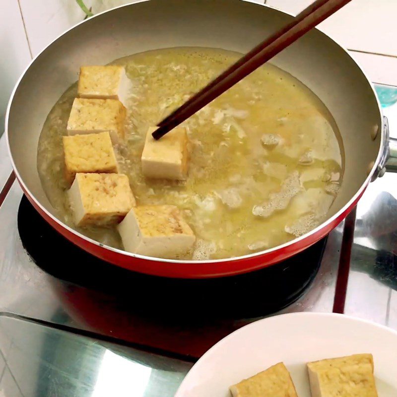 Step 3 Frying Tofu and Completing the Dish Fried Tofu with Scallion Oil and Fish Sauce