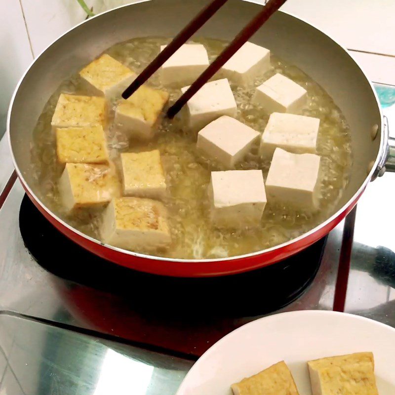 Step 3 Frying Tofu and Completing the Dish Fried Tofu with Scallion Oil and Fish Sauce