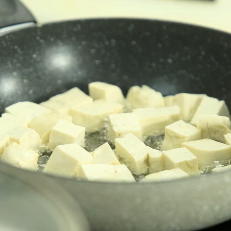 Step 3 Fry the tofu Sour shrimp crab soup