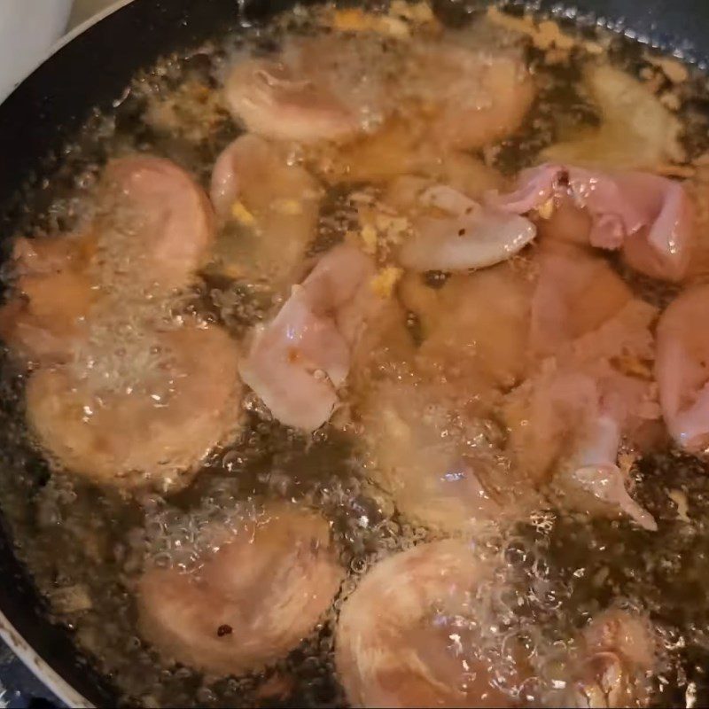 Step 3 Fry the pig intestines Fried pig intestines