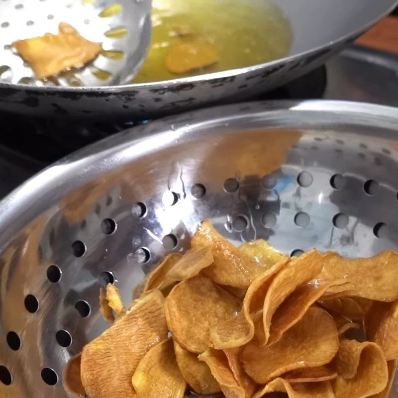 Step 2 Frying sweet potatoes Sweet potatoes sprinkled with salt