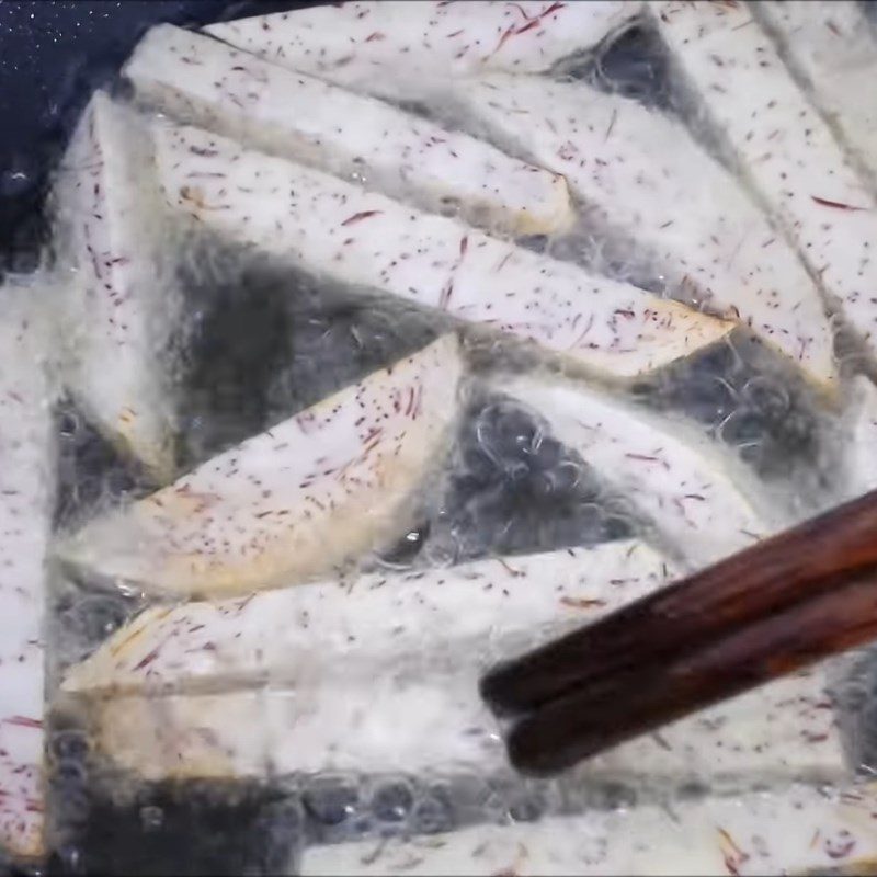 Step 3 Frying taro for Taro and shrimp salad