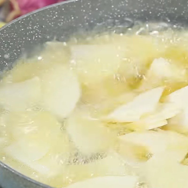 Step 2 Fry the taro for fried taro with fish sauce