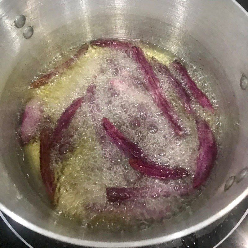 Step 2 Frying sweet potatoes and making cheese sauce Crispy fried purple sweet potatoes