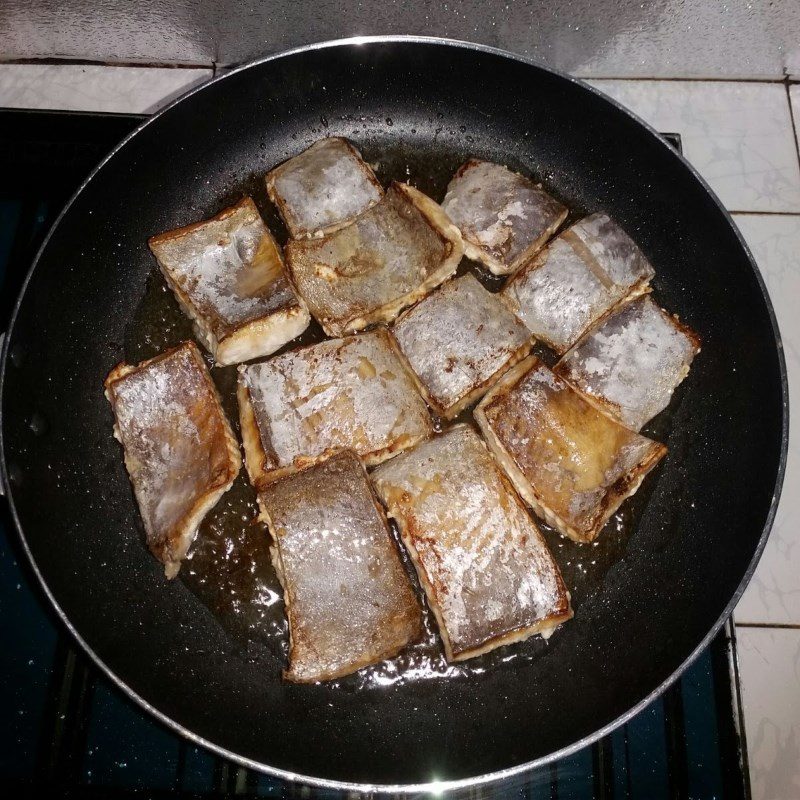 Step 2 Frying mackerel fillet with tomato sauce