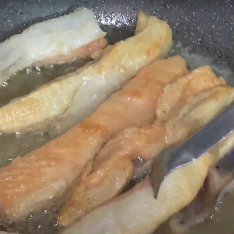 Step 3 Fry the salmon belly Fried salmon belly with fish sauce