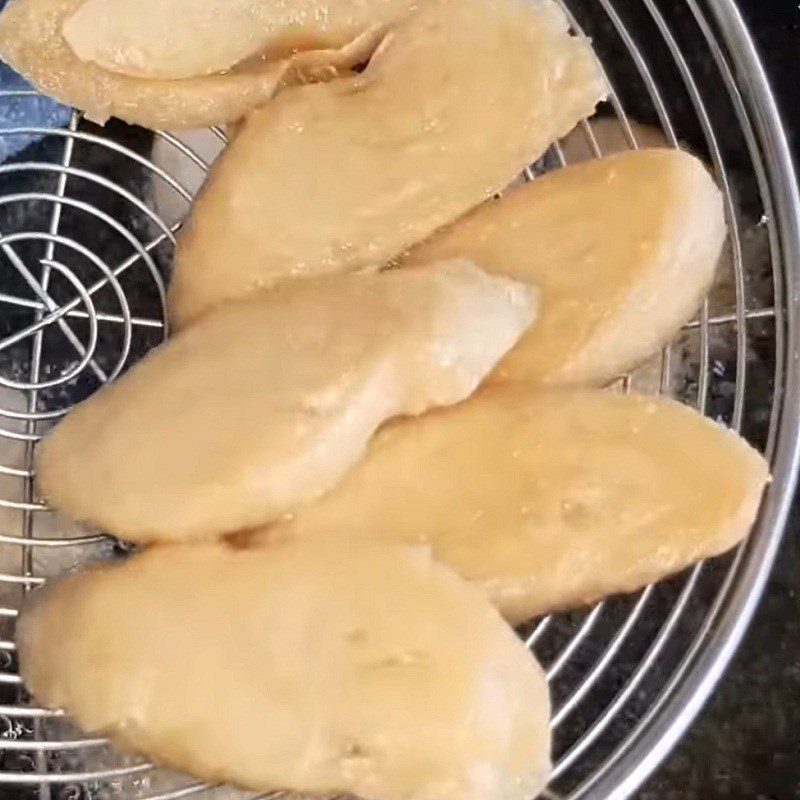 Step 2 Fry the gluten for Fried Gluten with Fish Sauce