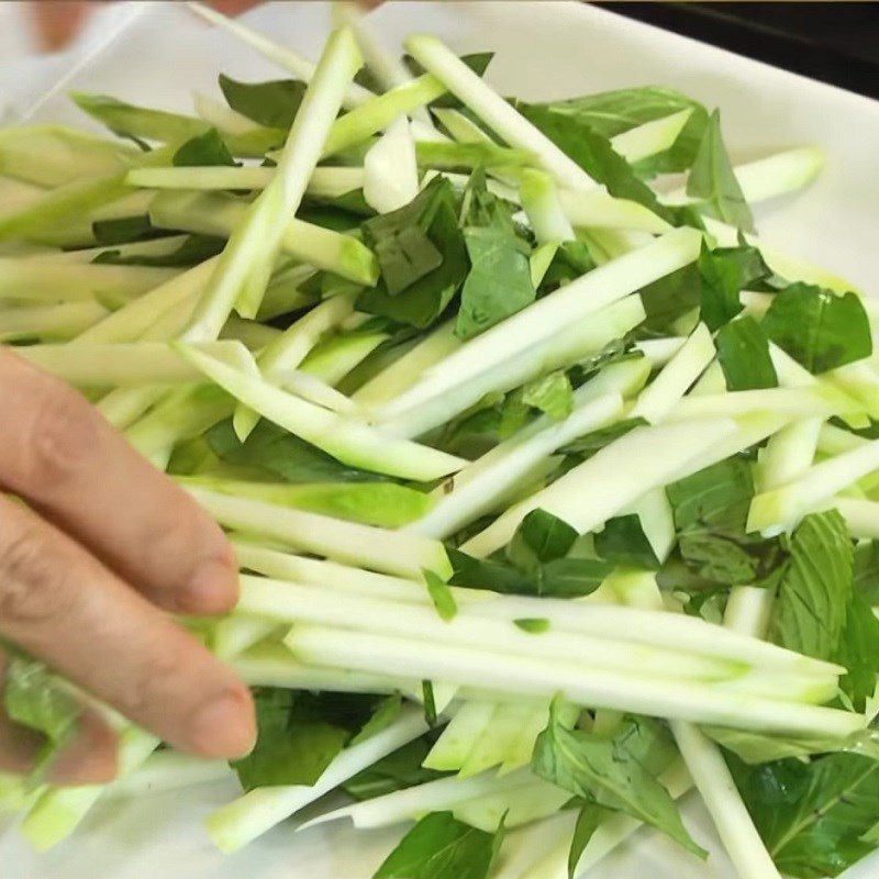 Step 5 Mix the salad Spicy grilled squid and green mango salad