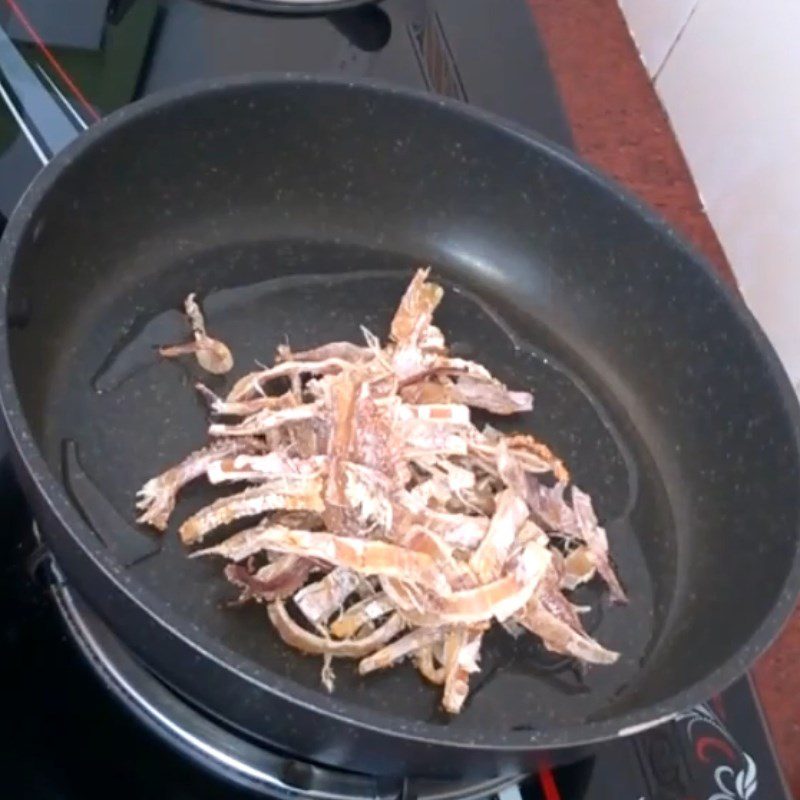 Step 6 Frying squid Stuffed squid with fried almonds