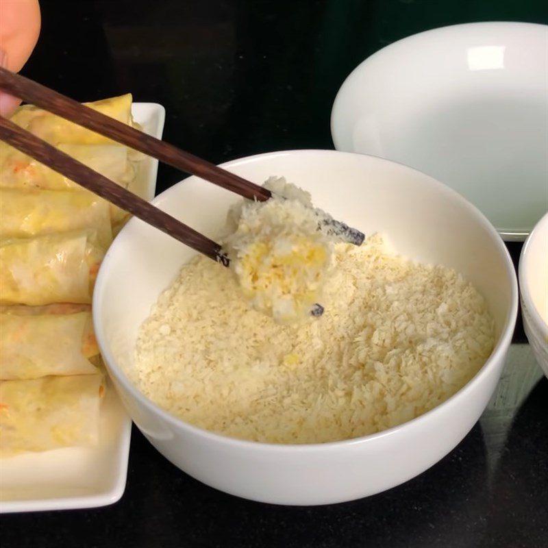 Step 6 Fry the seafood spring rolls