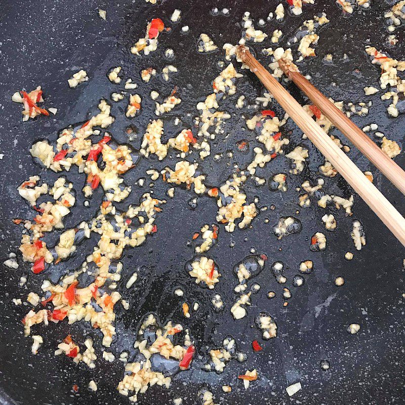 Step 3 Fry the noodles with garlic butter and chili Fried noodles with garlic butter and chili (recipe shared by a user)