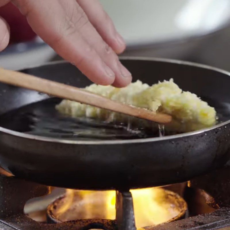 Step 4 Fry the sandwich Fried crispy sandwich with apple sauce filling