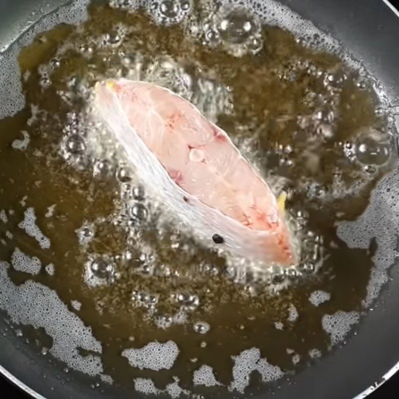 Step 3 Quick fry the fish for sour fish soup