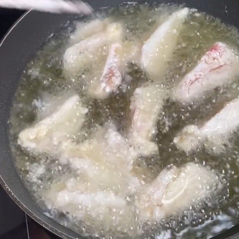 Step 3 Fry the chicken cartilage Salted Fried Chicken Cartilage