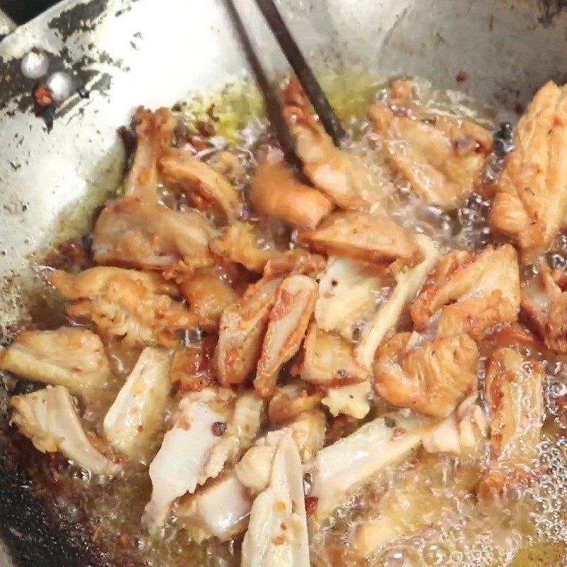 Step 3 Fry the chicken cartilage Salted Fried Chicken Cartilage