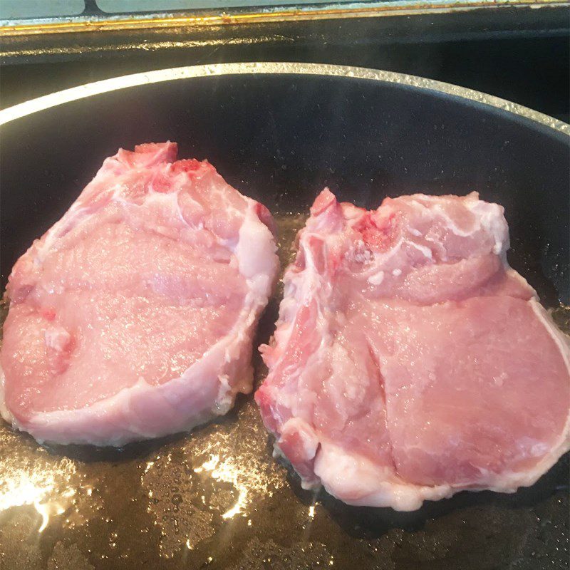 Step 3 Fry the ribs Sour and spicy ribs