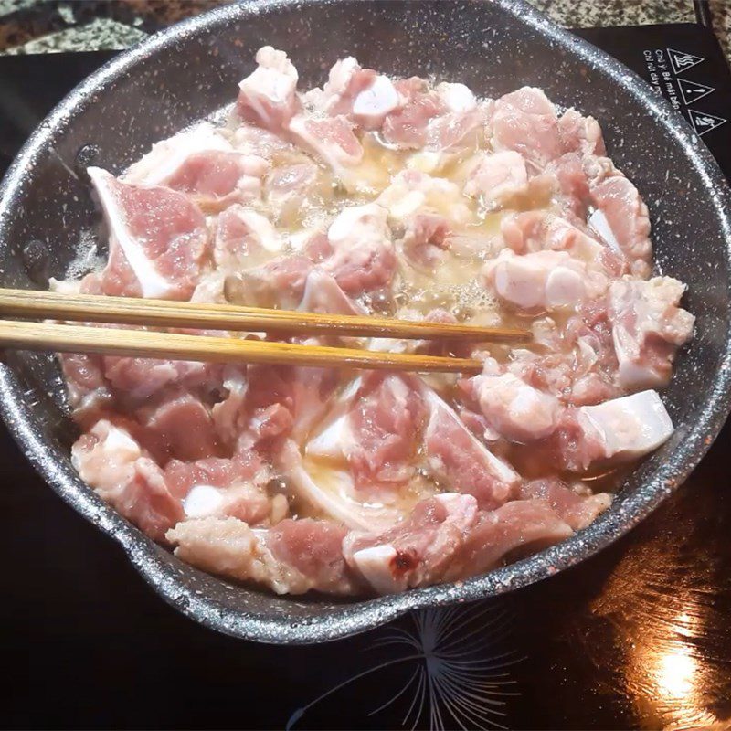 Step 2 Fry the ribs Crispy ribs fried with fish sauce