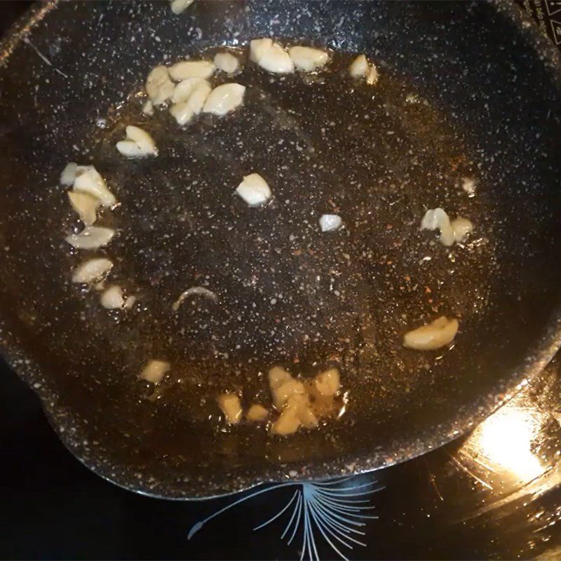 Step 4 Fry the ribs with fish sauce