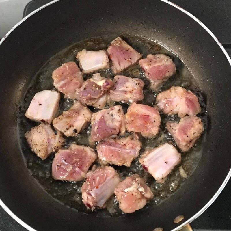 Step 3 Fry the ribs Sour and spicy ribs