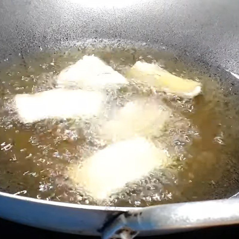 Step 2 Fry the tofu skin Fresh tofu skin stir-fried with lemongrass and chili