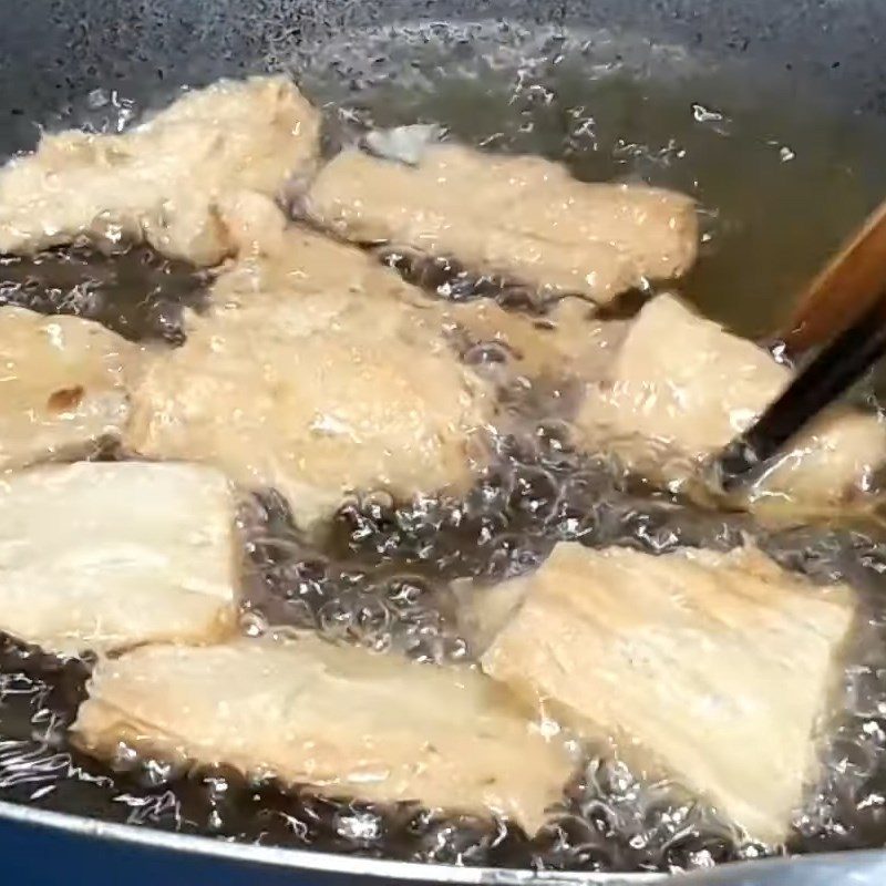 Step 2 Fry the tofu skin Fresh tofu skin stir-fried with lemongrass and chili