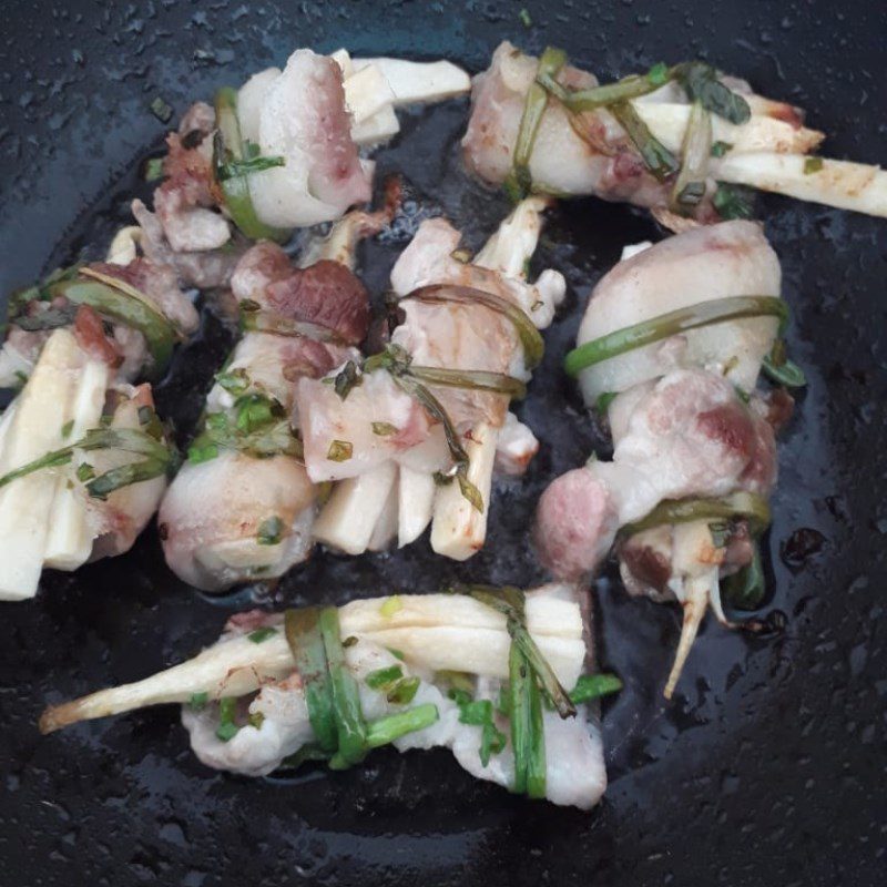 Step 3 Frying the meat Rolled bamboo shoots stew