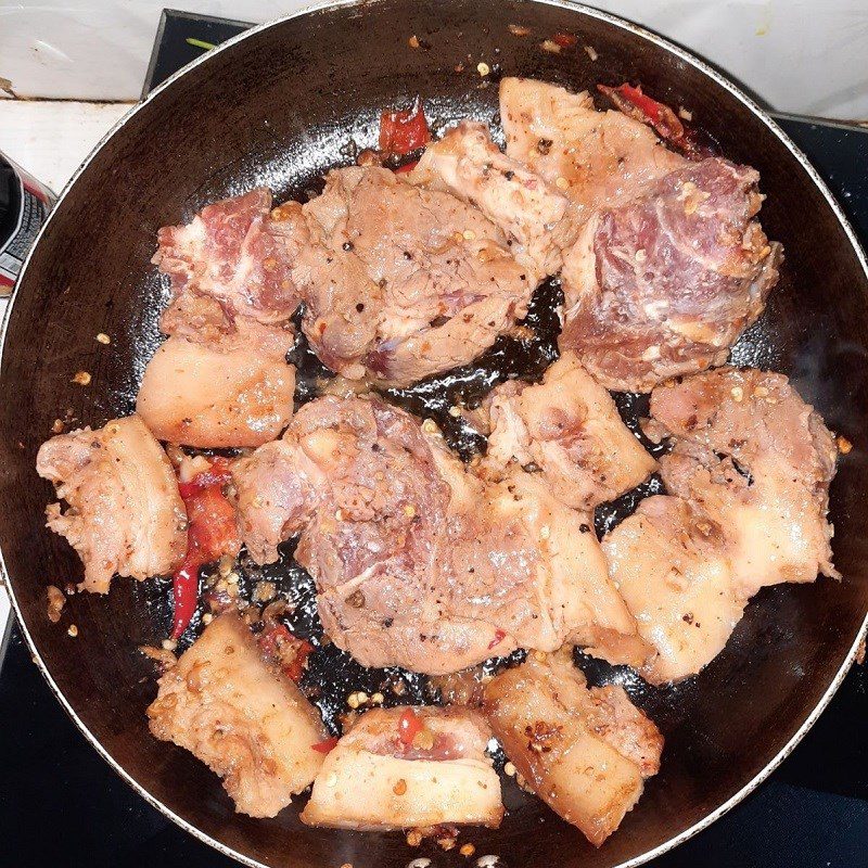 Step 4 Fry the meat Fried pork with garlic and chili