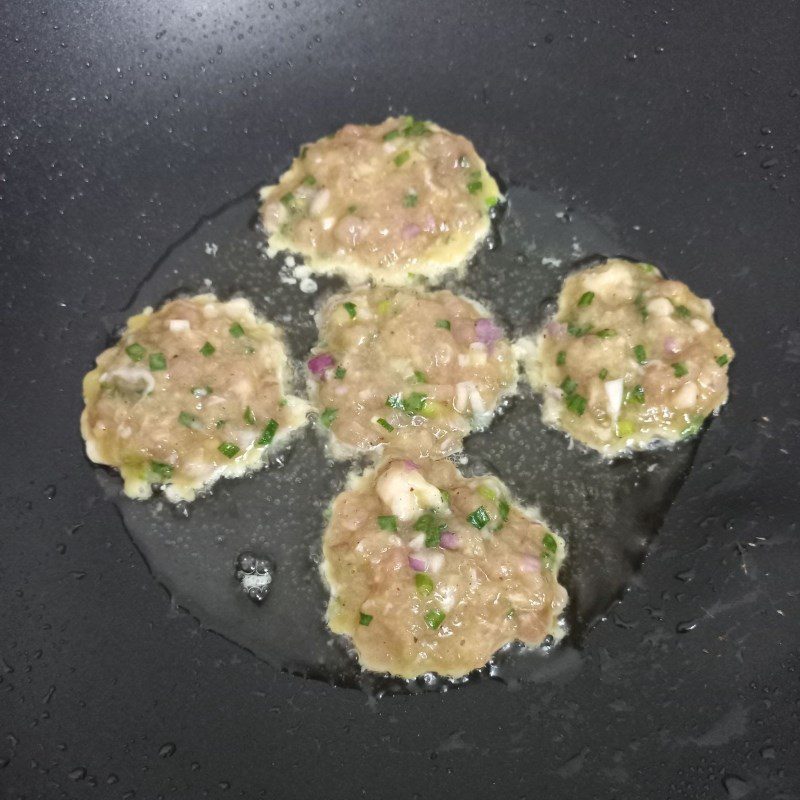 Step 4 Fry the meat Minced meat cake