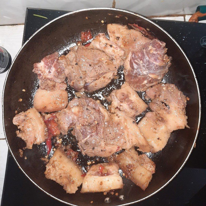 Step 4 Fry the meat Fried pork with garlic and chili