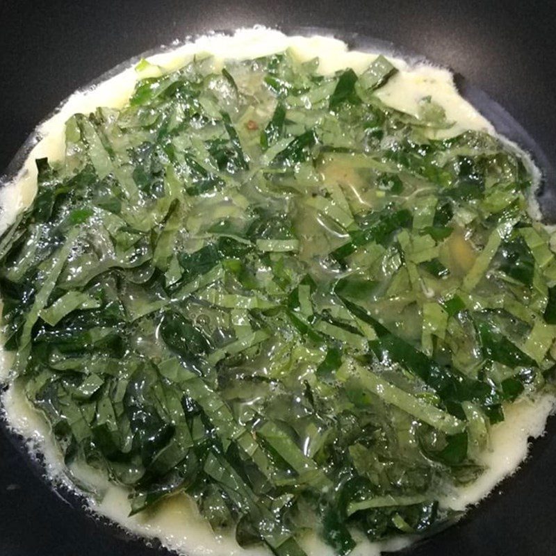 Step 3 Fry the eggs Fried egg with minced meat and betel leaves